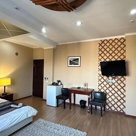 Tian-Shan Hotel Bishkek Esterno foto