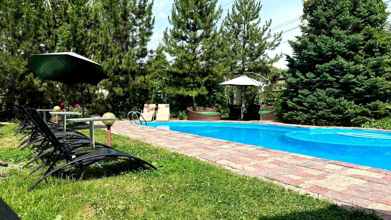 Tian-Shan Hotel Bishkek Esterno foto