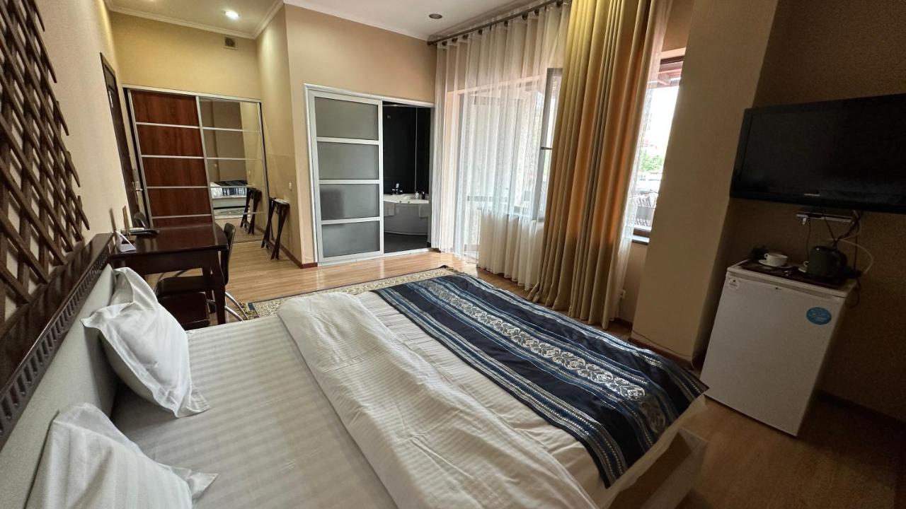 Tian-Shan Hotel Bishkek Esterno foto