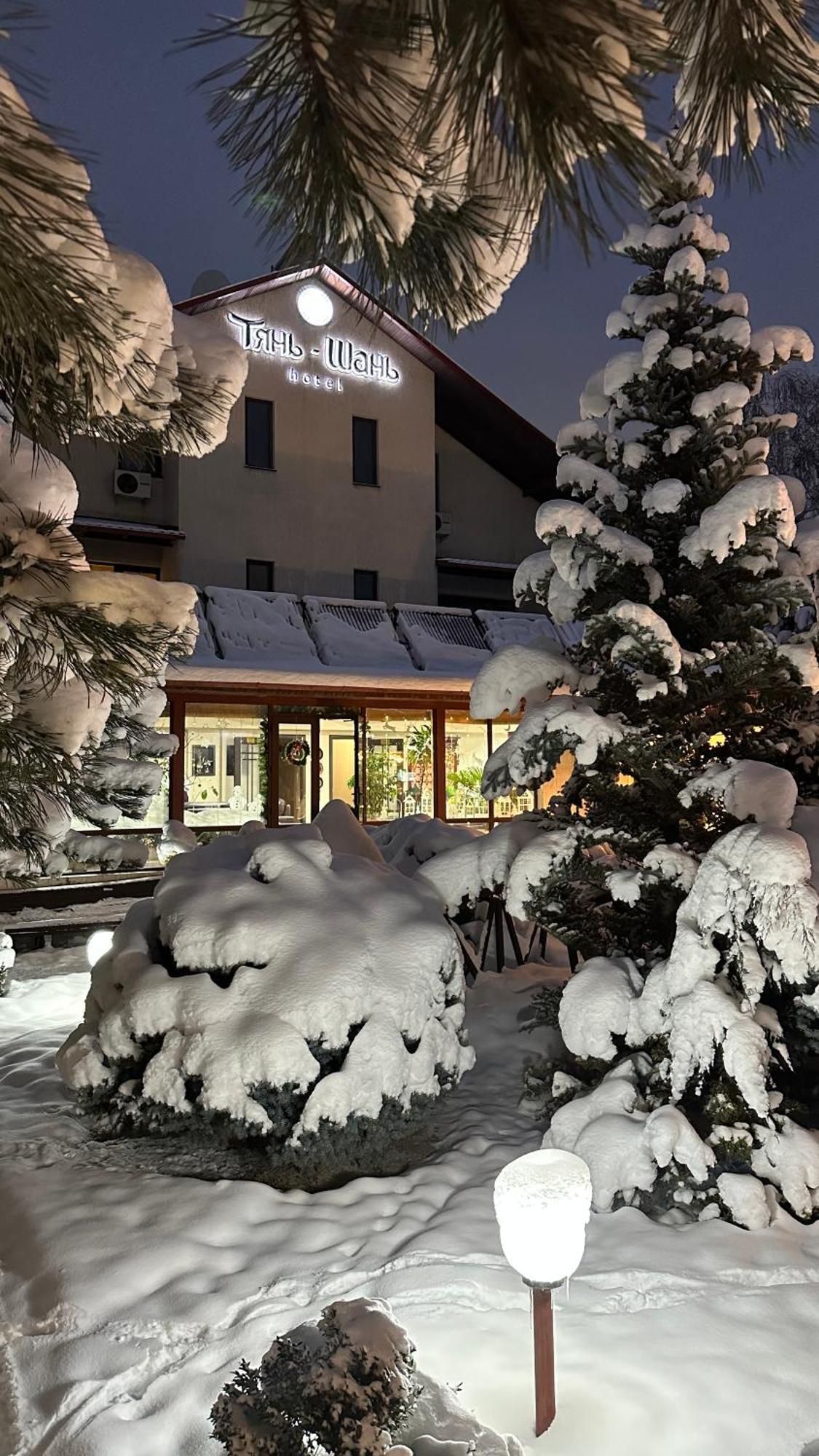 Tian-Shan Hotel Bishkek Esterno foto