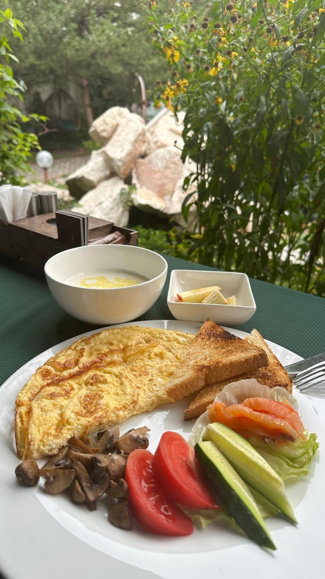 Tian-Shan Hotel Bishkek Esterno foto