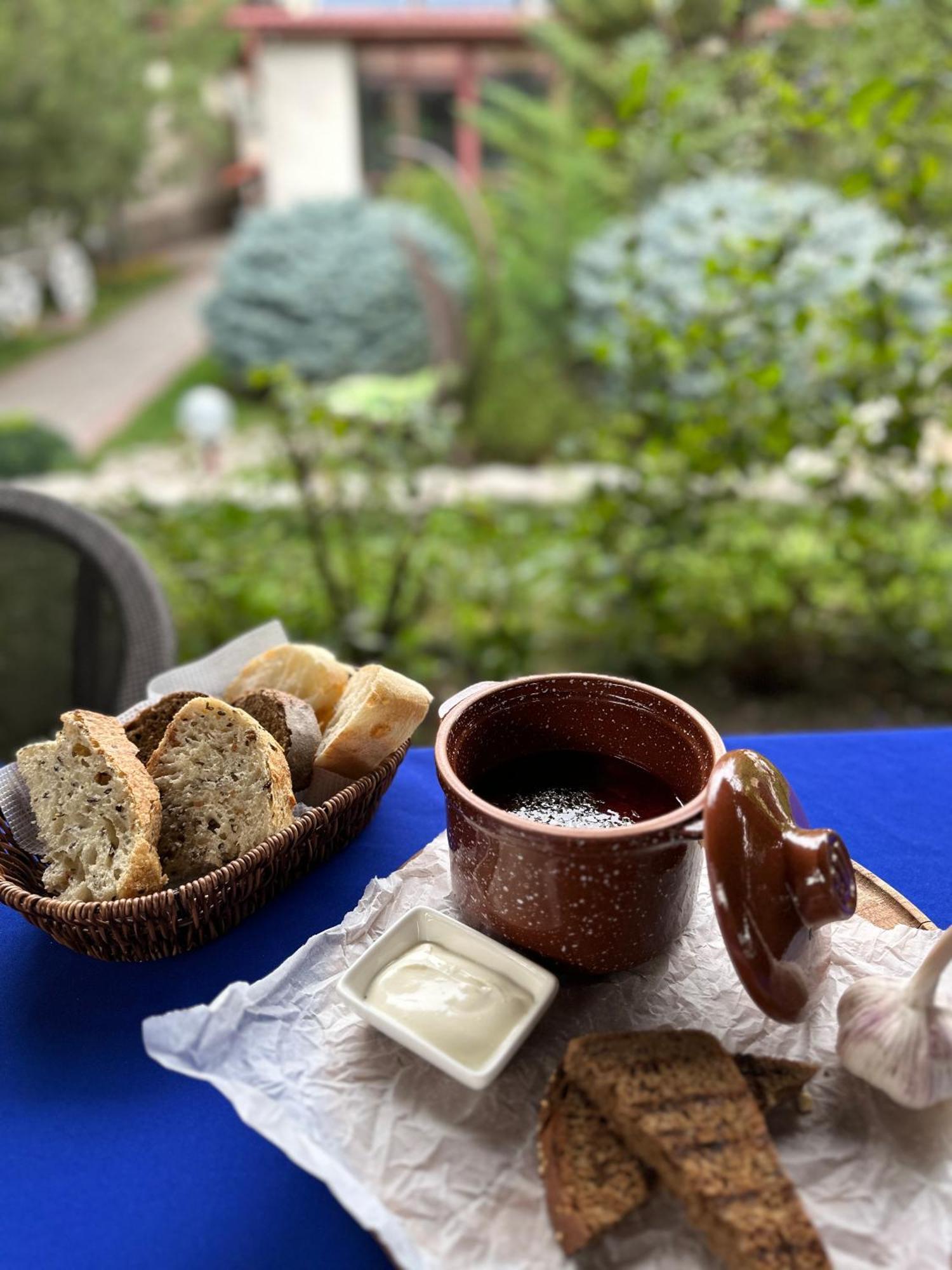Tian-Shan Hotel Bishkek Esterno foto