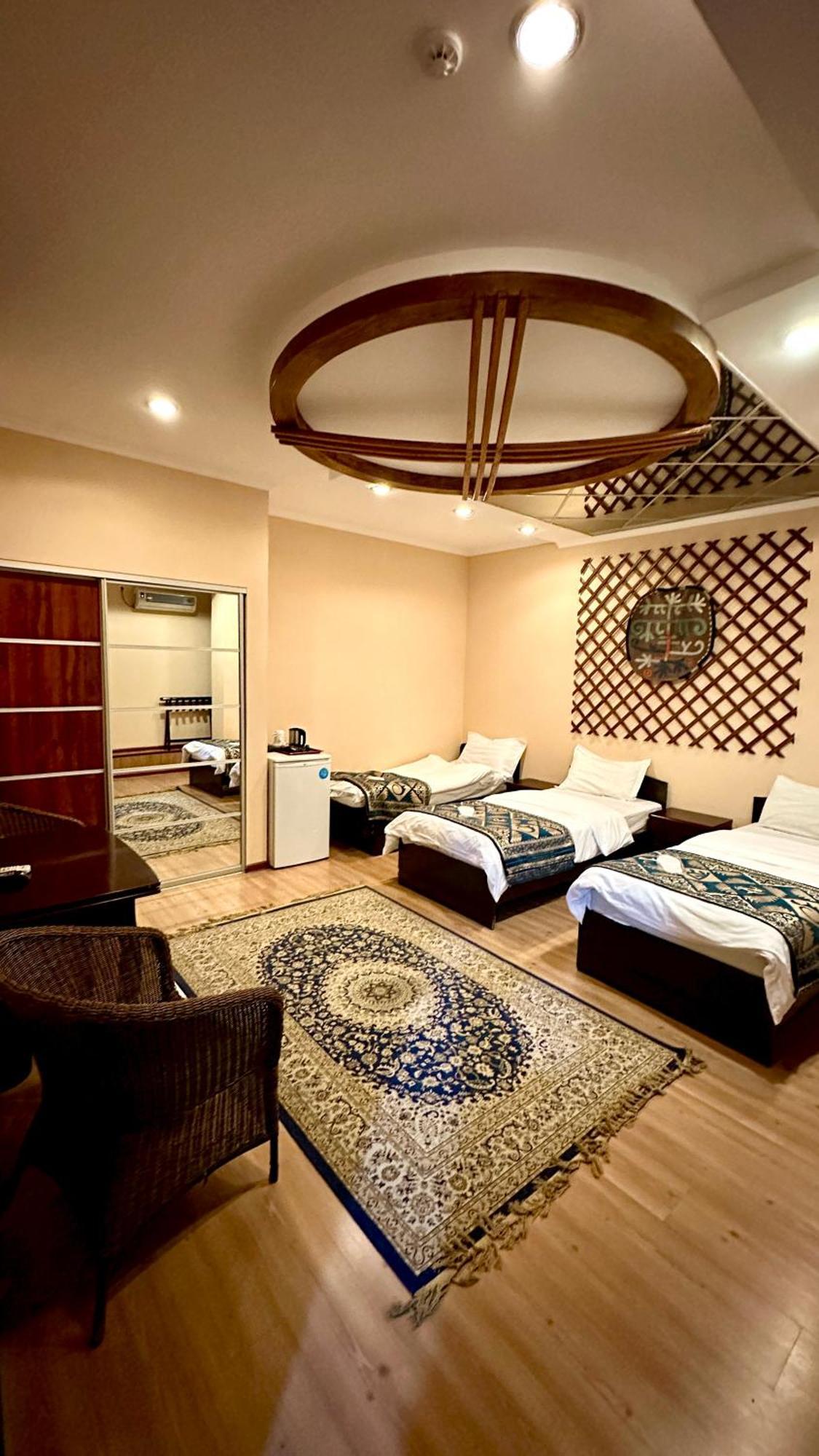 Tian-Shan Hotel Bishkek Esterno foto