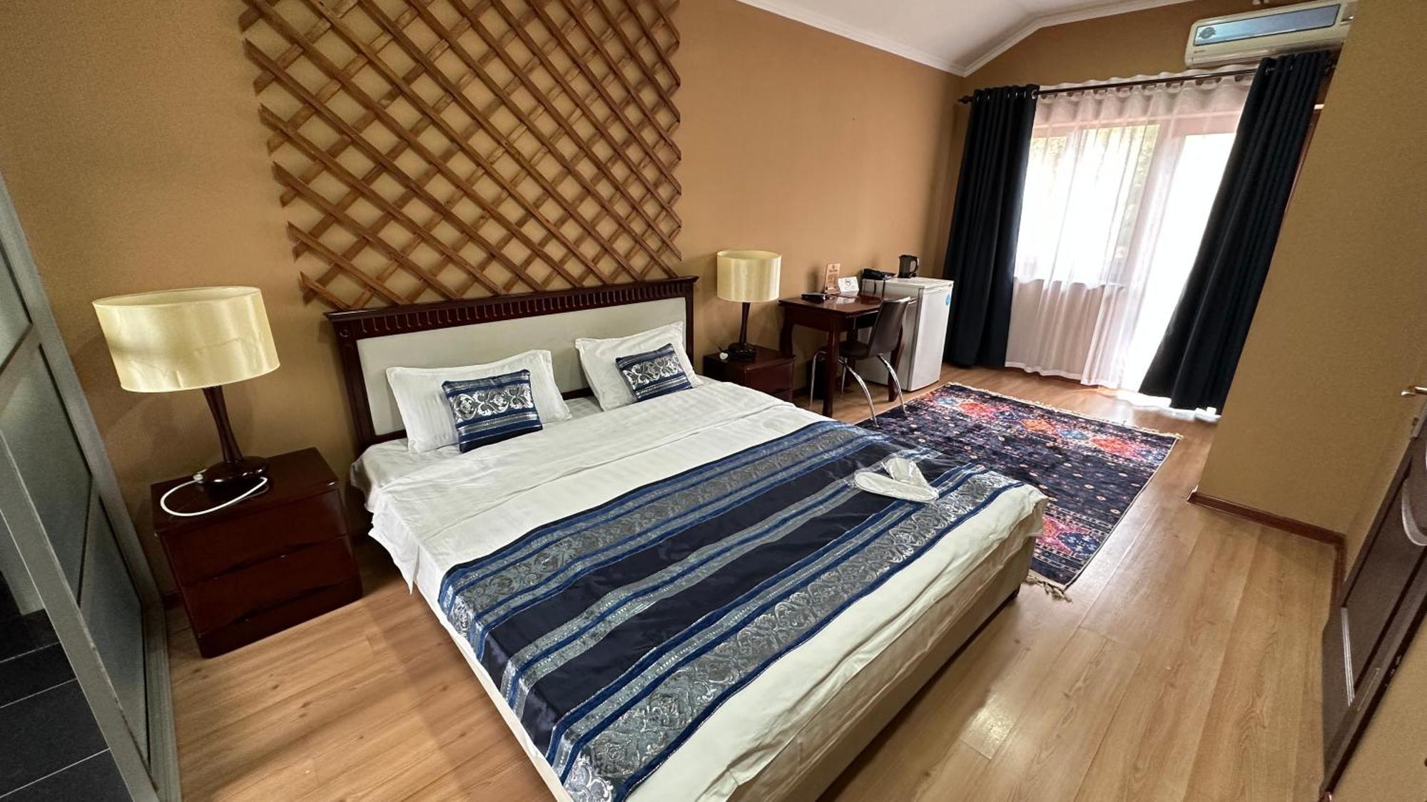 Tian-Shan Hotel Bishkek Esterno foto