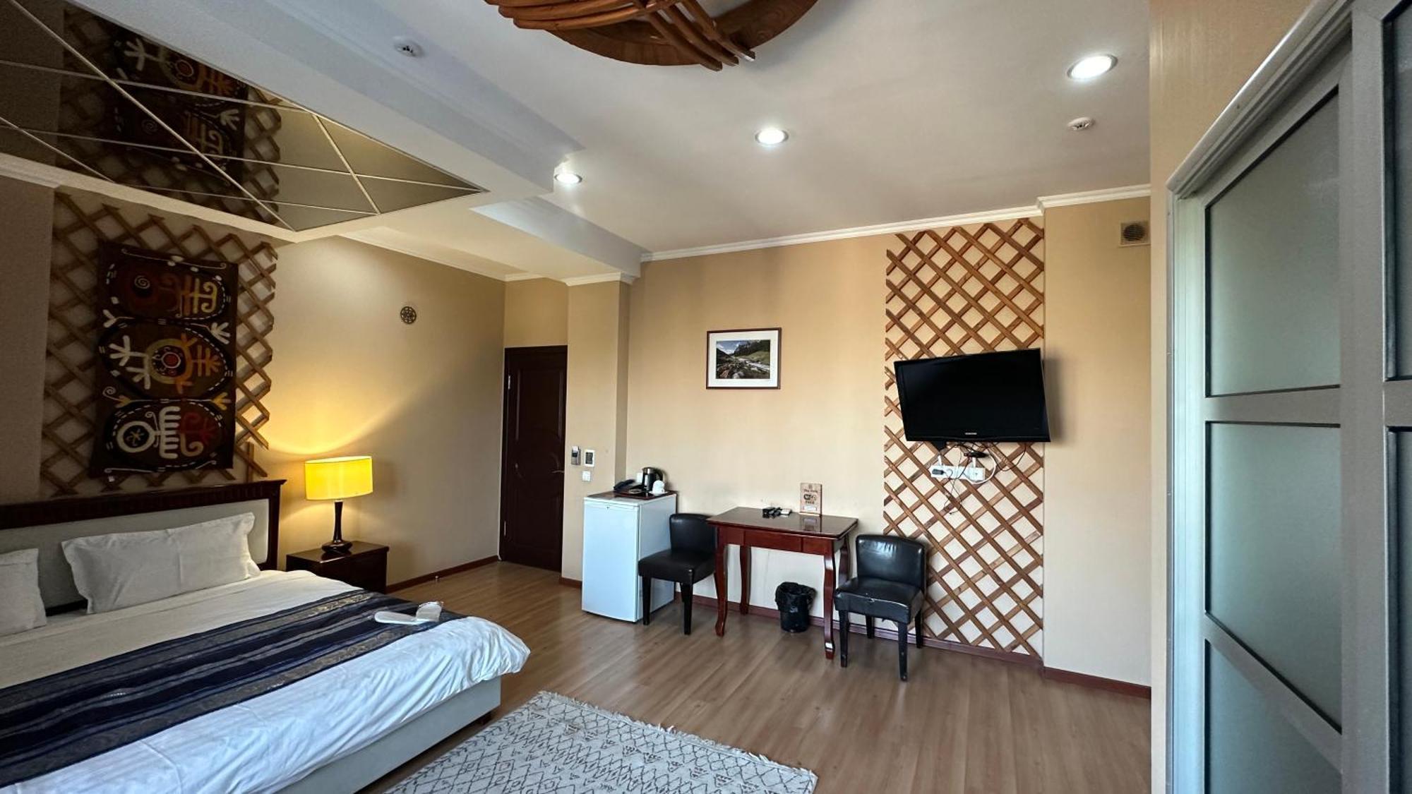 Tian-Shan Hotel Bishkek Esterno foto