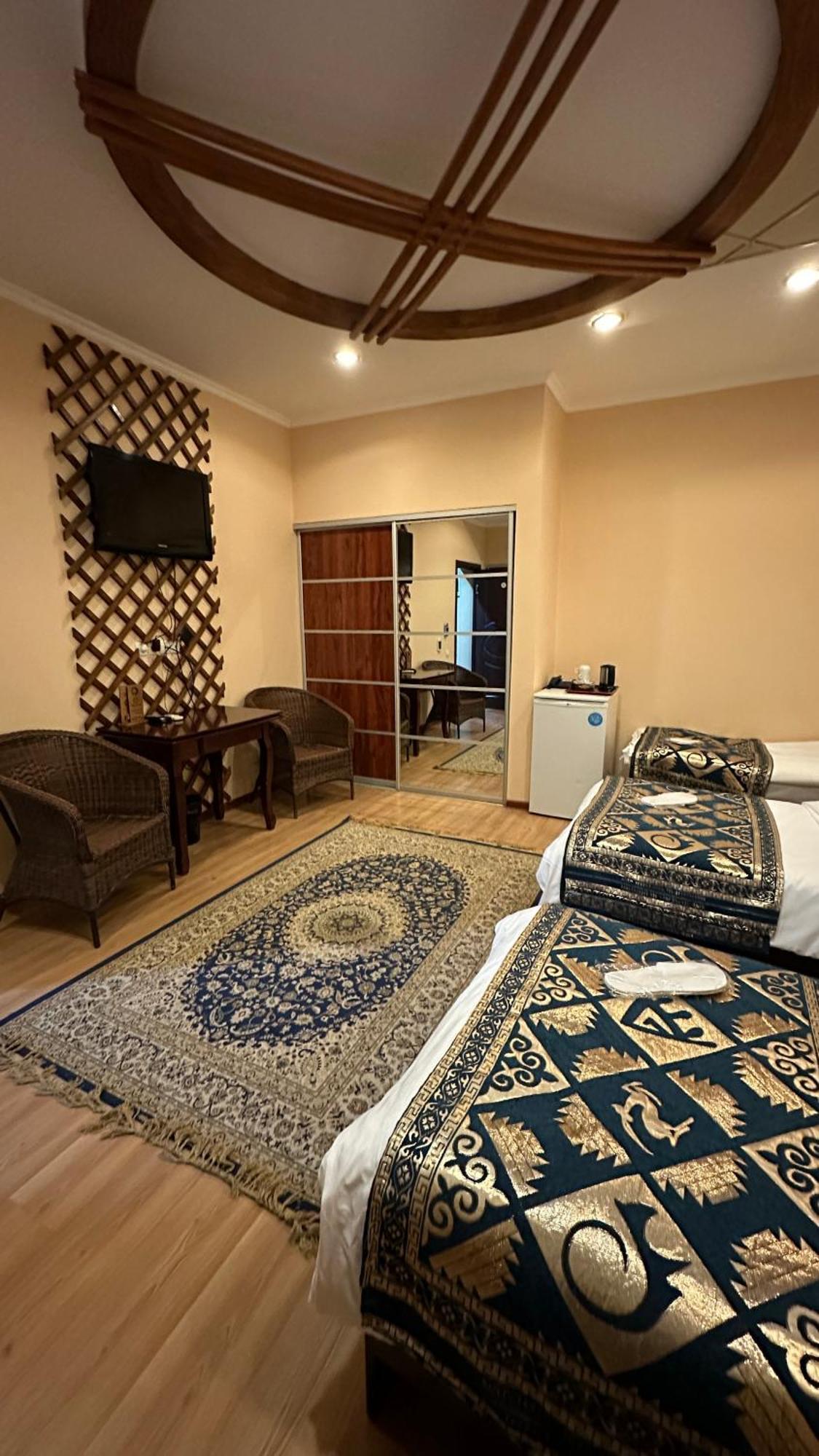 Tian-Shan Hotel Bishkek Esterno foto