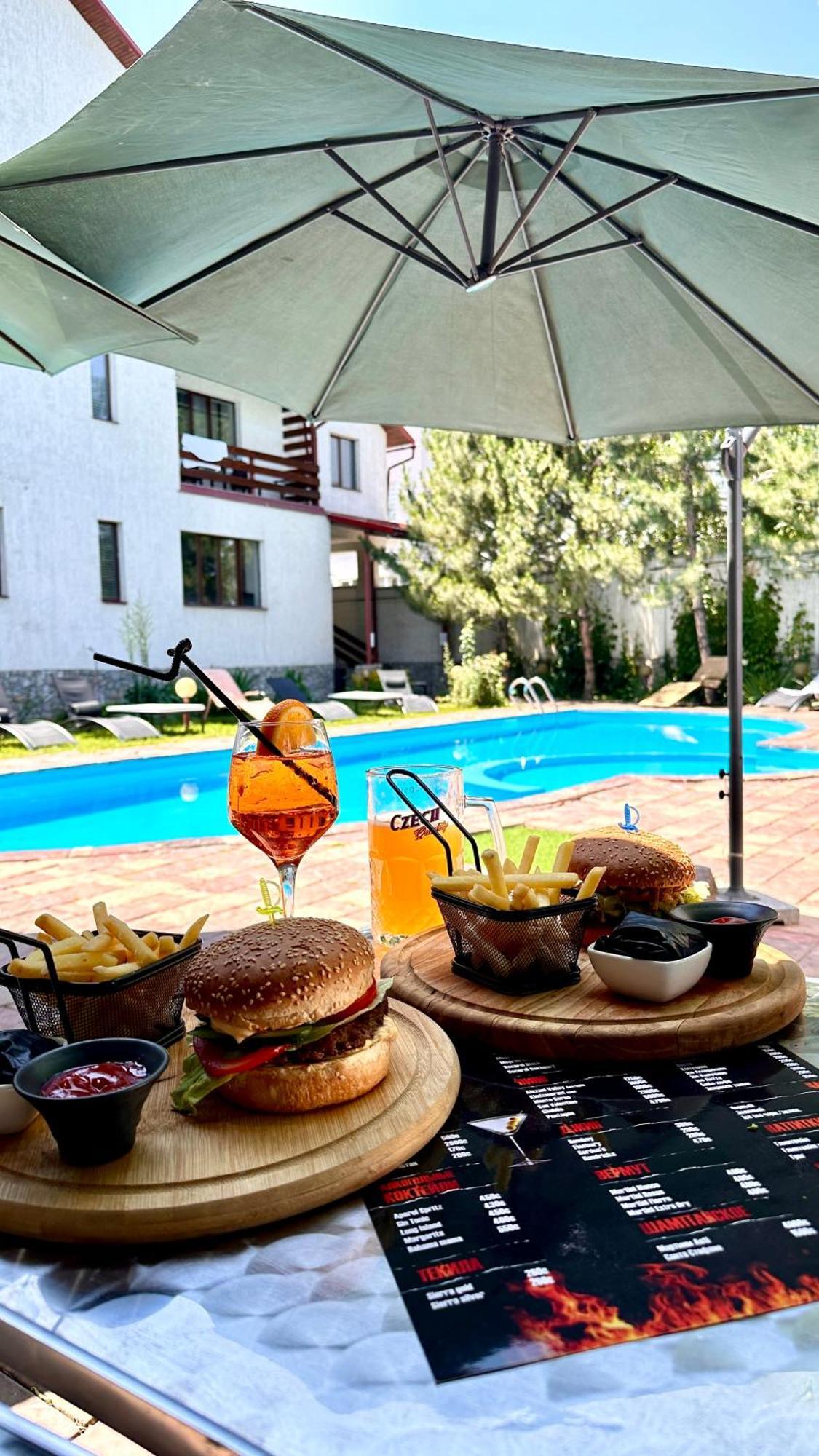 Tian-Shan Hotel Bishkek Esterno foto