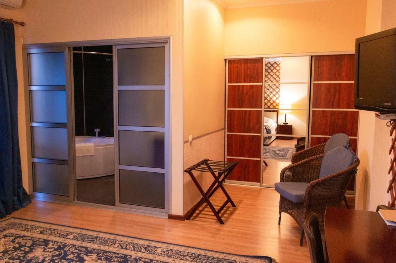 Tian-Shan Hotel Bishkek Esterno foto