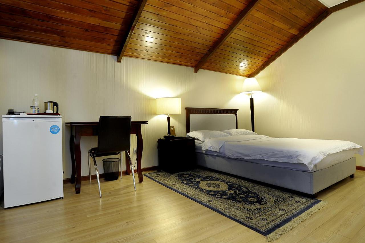 Tian-Shan Hotel Bishkek Esterno foto